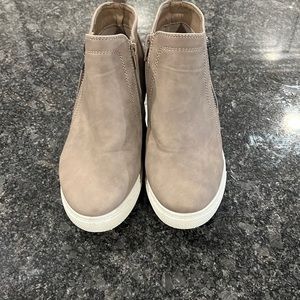 Women’s wedge sneakers in taupe size 7 euc